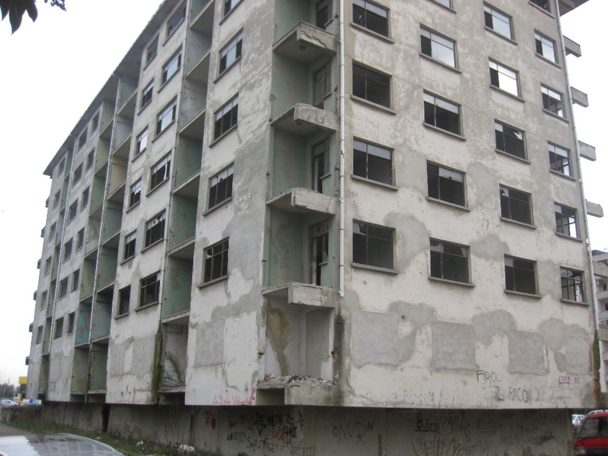 İzmit\'te 20 Ağır Hasarlı Bina Yıkılmayı Bekliyor