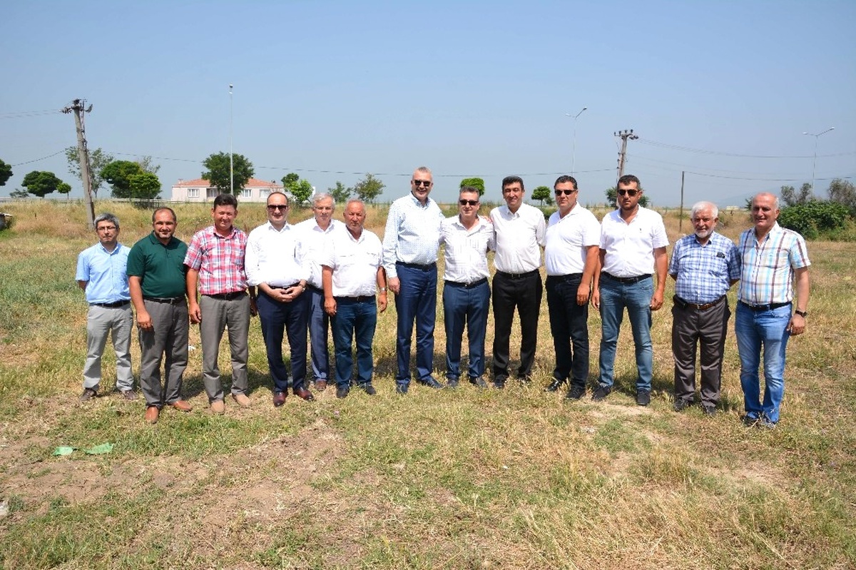 Karacabey Belediyesi Ziraat Odası\'na Tapuyu Verdi