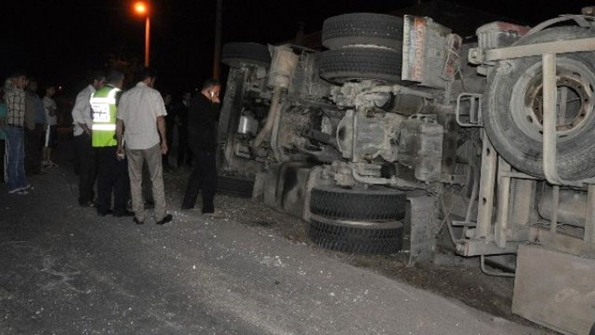 Karacabey\'de Hafriyat Yüklü Kamyon Devrildi