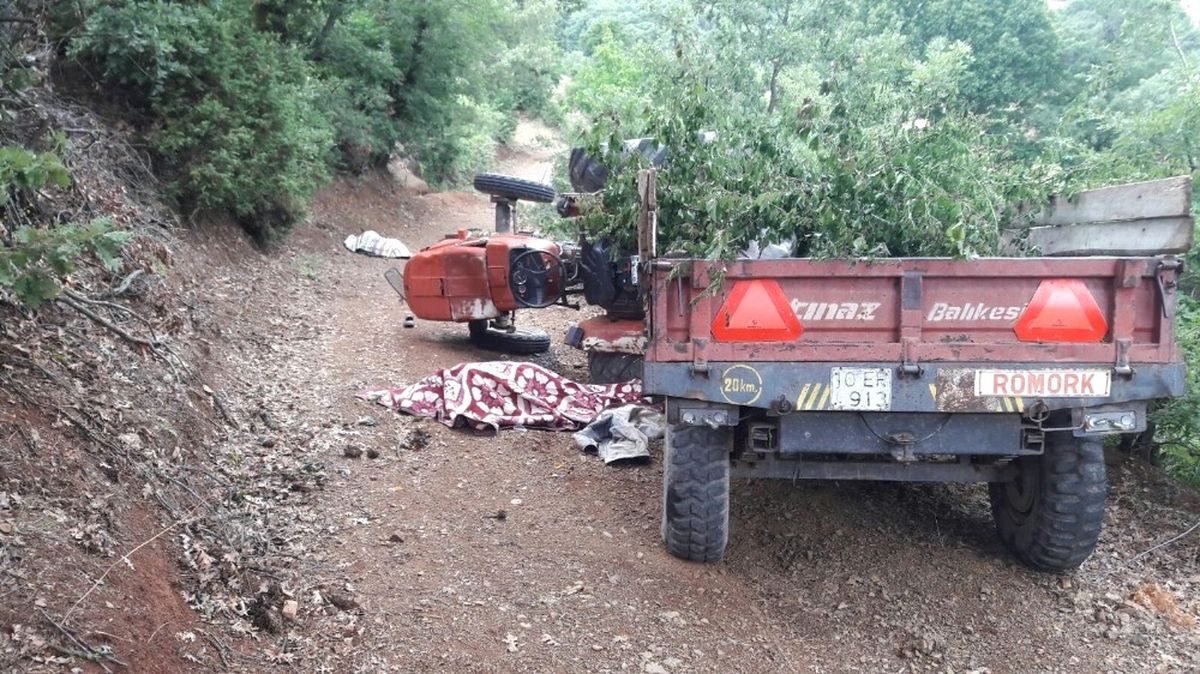 Kepsut\'ta Traktör Devrildi: 2 Ölü