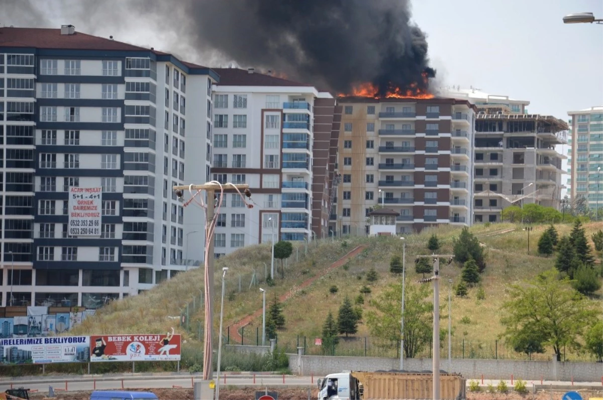 Kırıkkale\'de 12 Katlı Apartmanın Çatısında Yangın