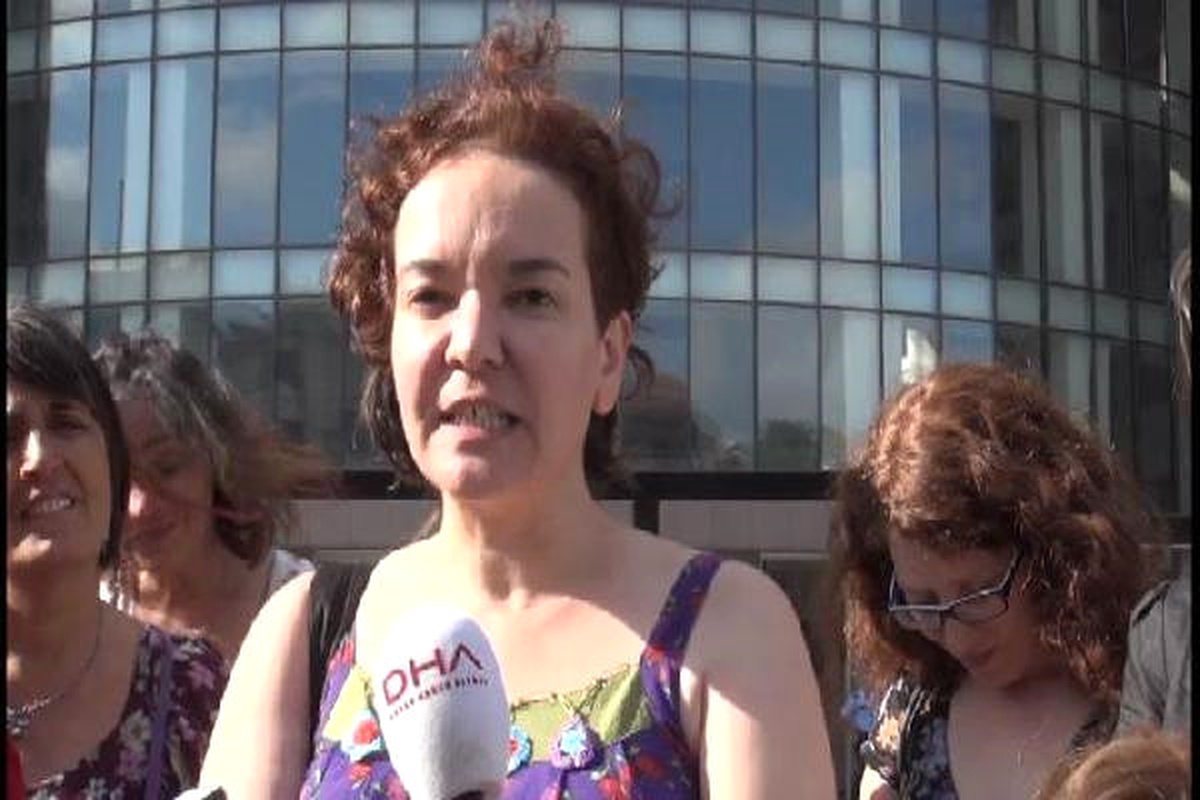 Mahkeme Kocasını Bıçaklayarak Öldüren Kadını "Meşru Savunma" Diyerek Serbest Bıraktı