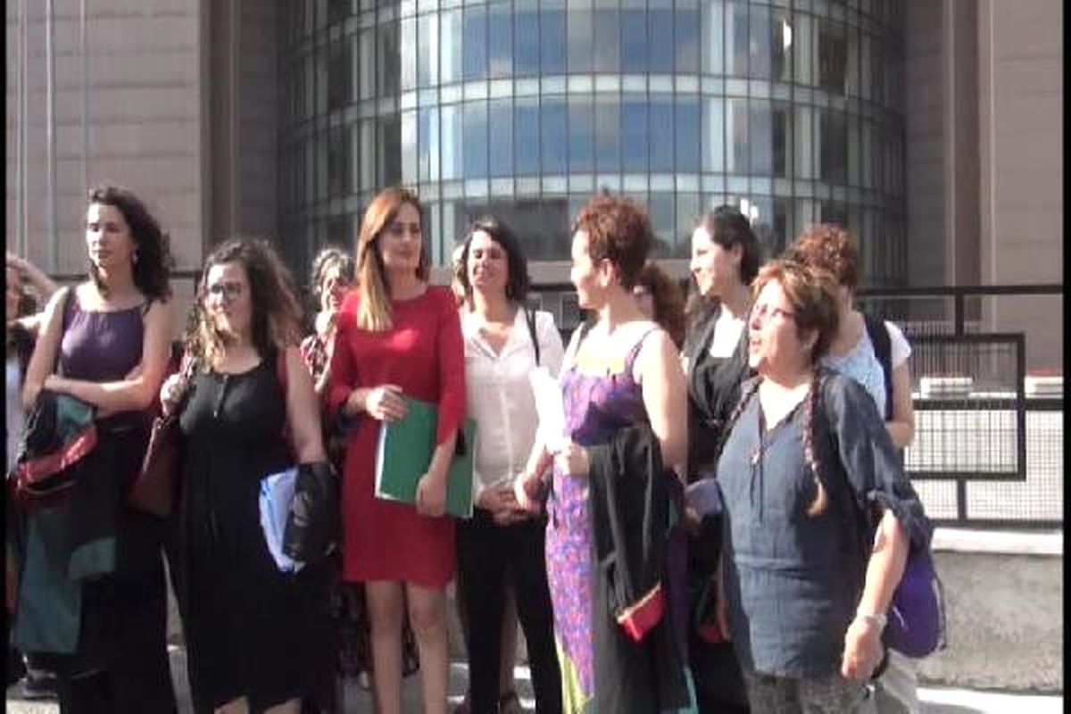Mahkeme Kocasını Bıçıklayarak Öldüren Kadını "Meşru Savunma" Diyerek Serbest Bıraktı