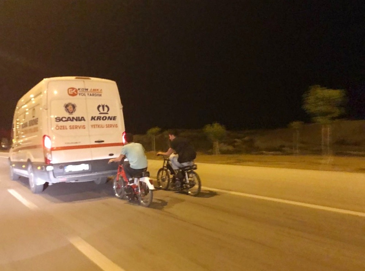 10 Kilometre Yolu Motosiklet Üzerinde Yatarak Gittiler