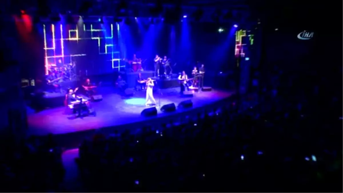 Muhteşem Konserle 90\'lara Yolculuk