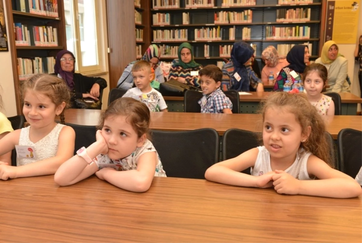 Nilüferli Minikler Ebeveynleriyle Kütüphanede