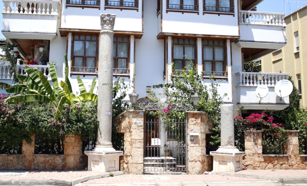 Antalya\'da Apartman Süsü Olan Tarihi Roma Sütunları Artık Müzede