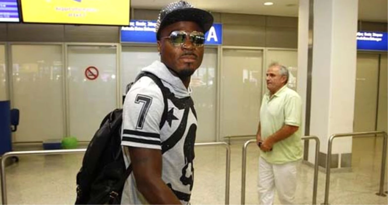 Olympiakos\'a Transfer Olan Emenike\'yi Tek Taraftar Bile Karşılamadı