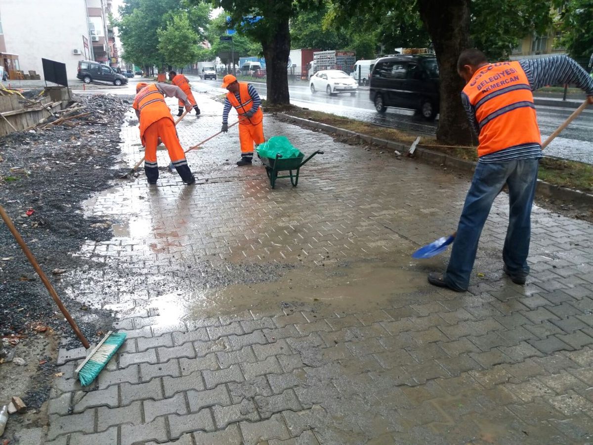 Şiddetli Yağmur Sonrası Belediye Seferber Oldu