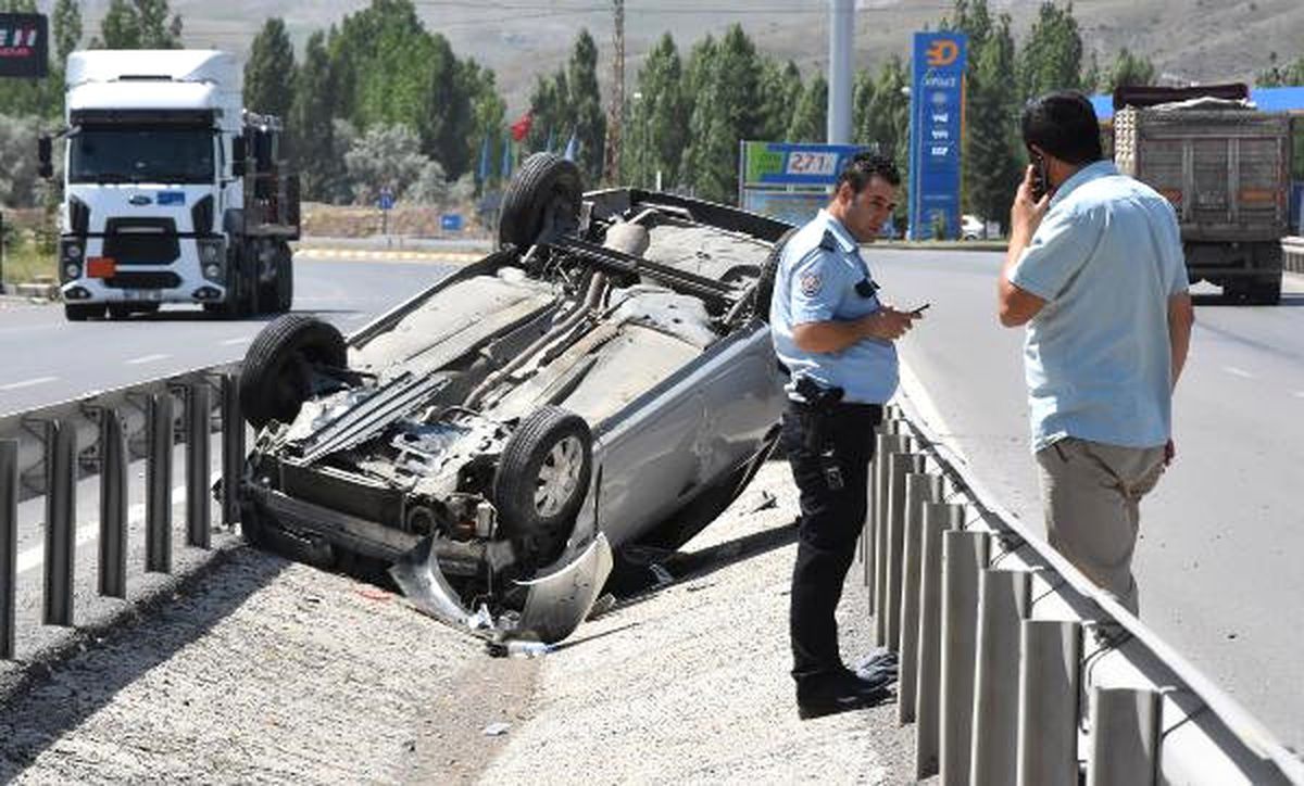 Sivas\'ta Trafik Kazası: 3 Yaralı