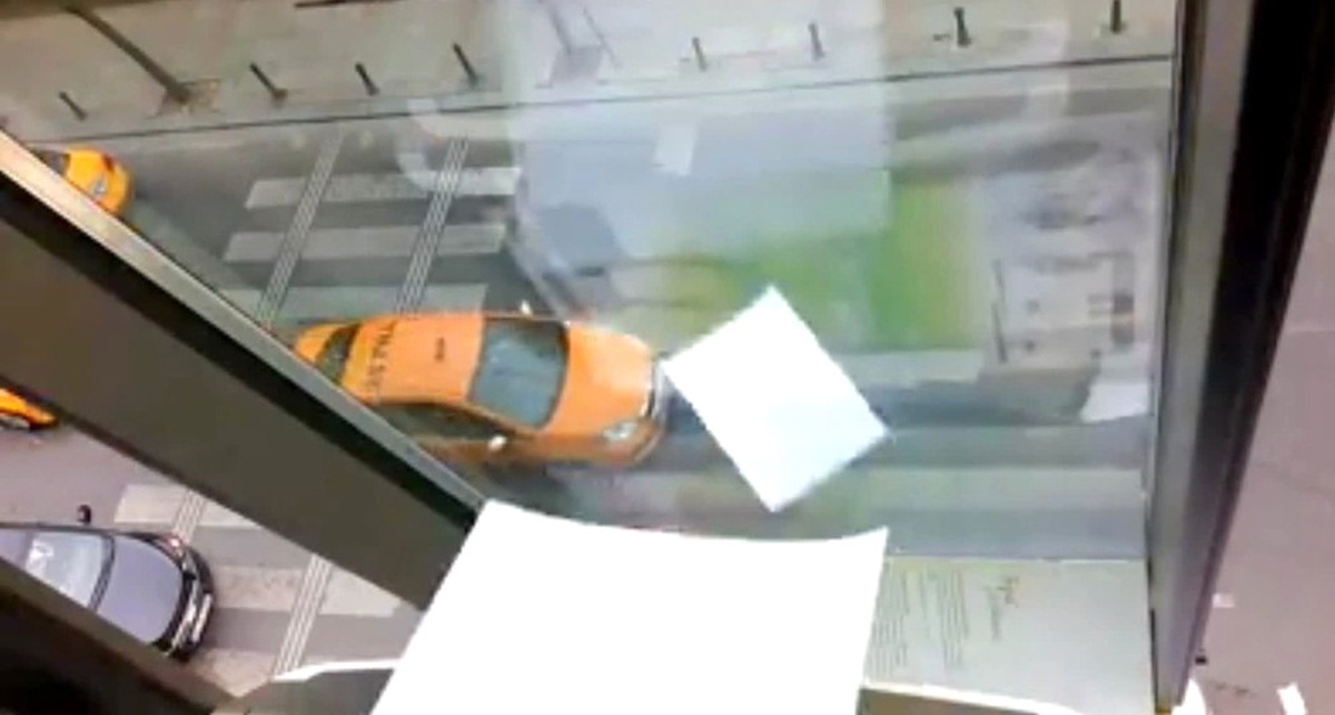 Taksim\'de Otel Odasındaki Bildiri Makinesinin Dağıtım Anı Kamerada