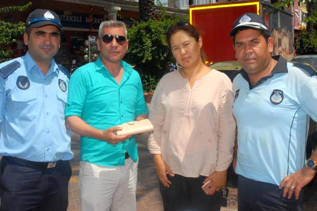 Turistin Düşürdüğü Cüzdanı Zabıta Buldu