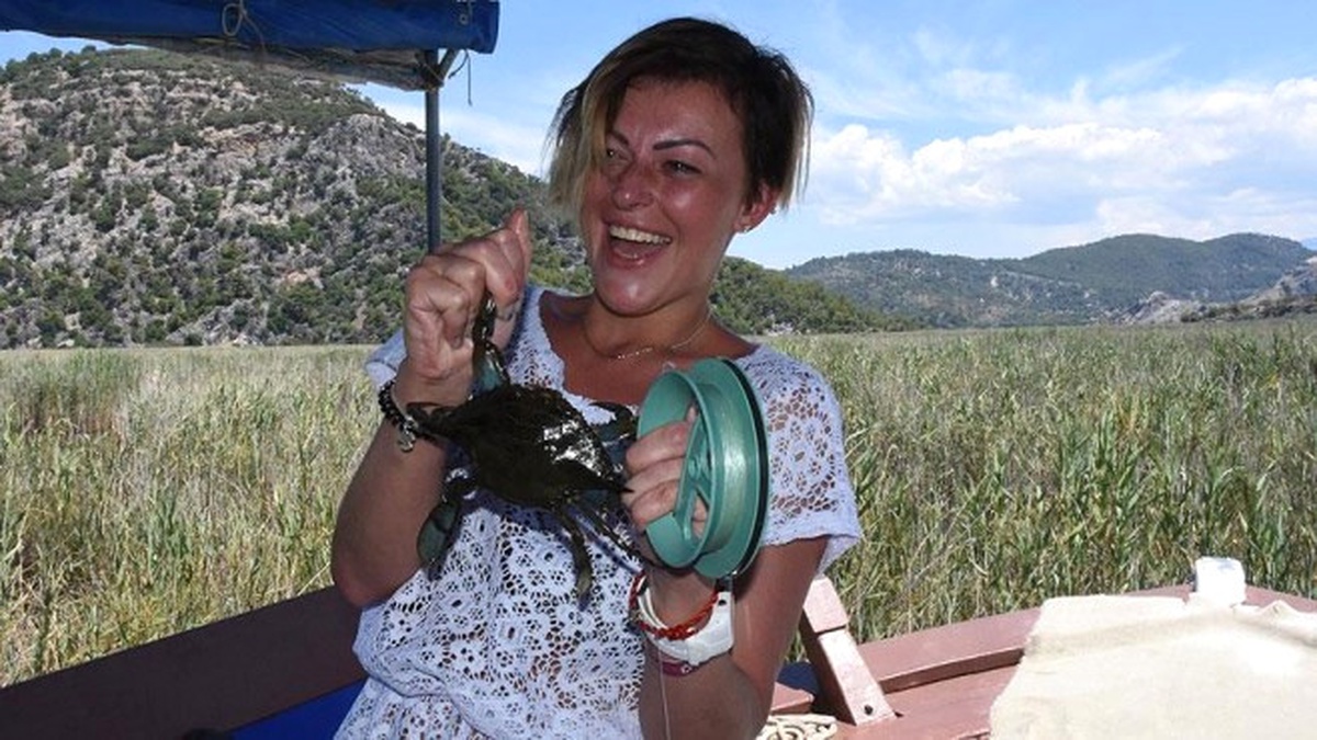 Turistler \'Mavi Yengeç\' Yakalamaya Geliyor