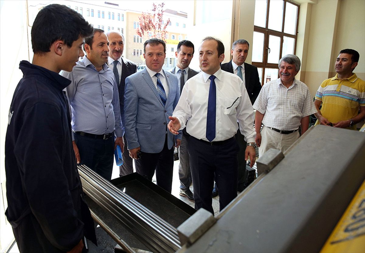 Vali Pehlivan, Meslek Lisesinde İncelemelerde Bulundu