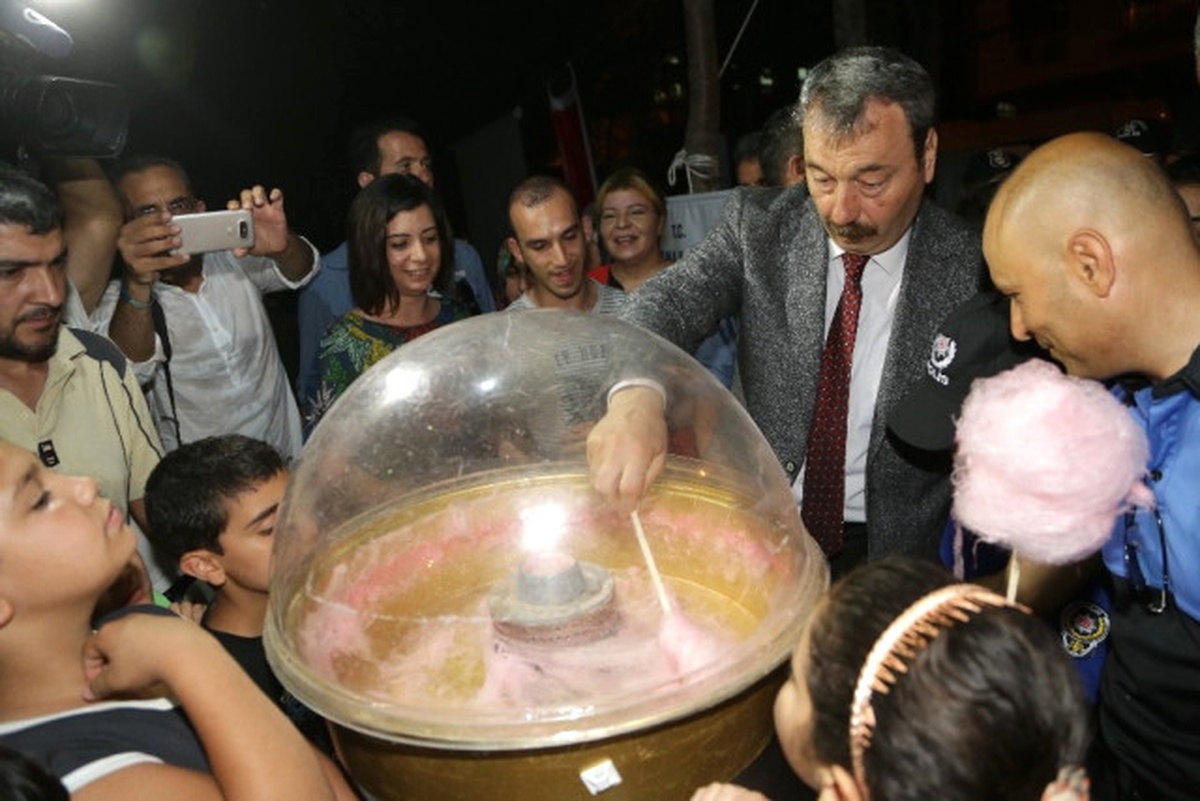 Adana Emniyet Müdürü Ak, Pamuk Şekeri Yapıp Dağıttı