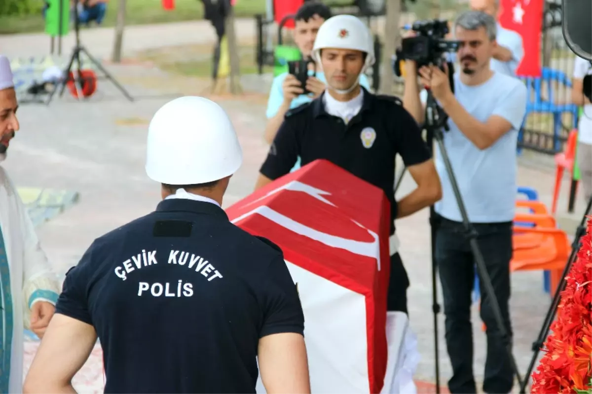 Adliyede Şehit Edilen Polis Memuru Son Yolculuğuna Uğurlandı