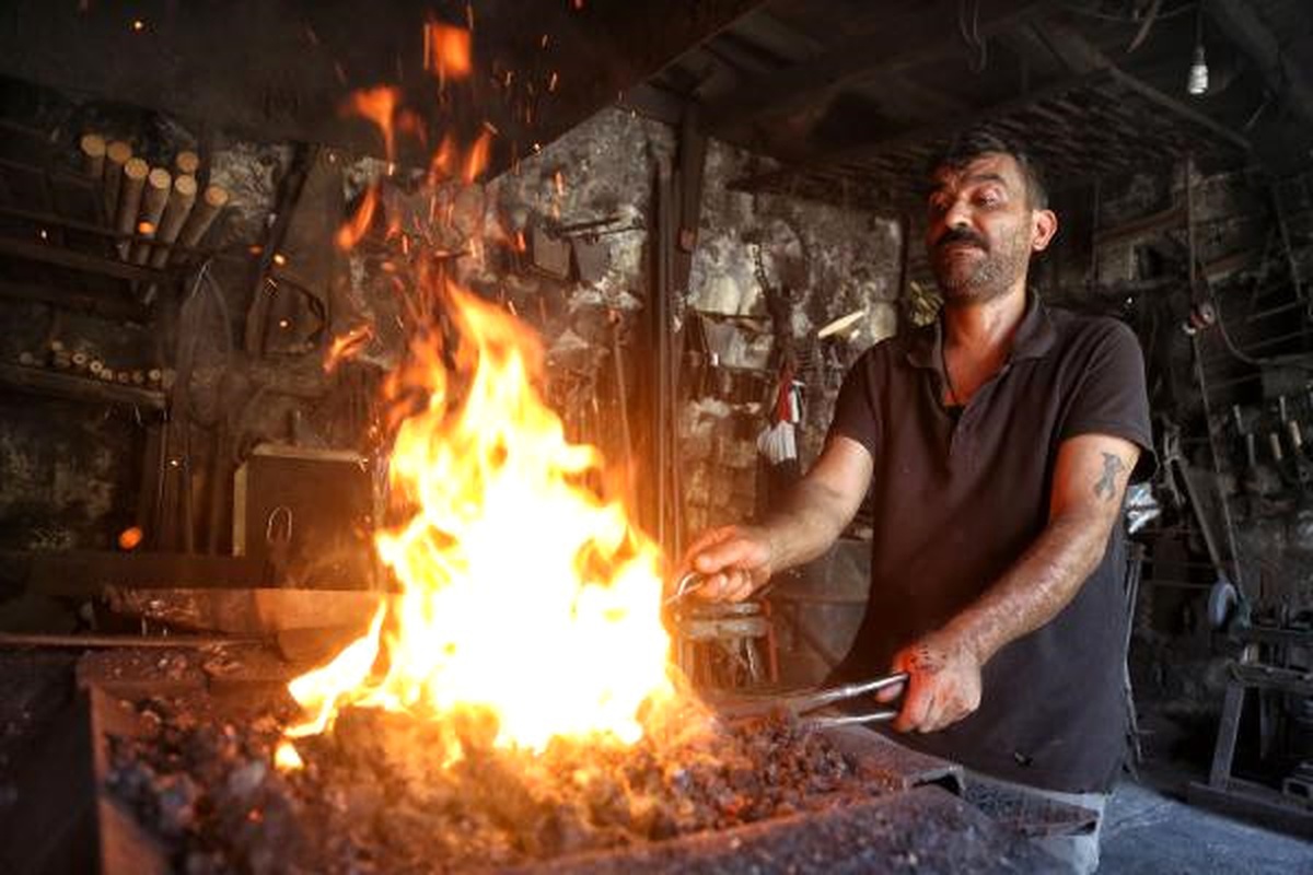 Afrika Sıcakları Altında, Ekmeklerini Ateşten Kazanıyorlar