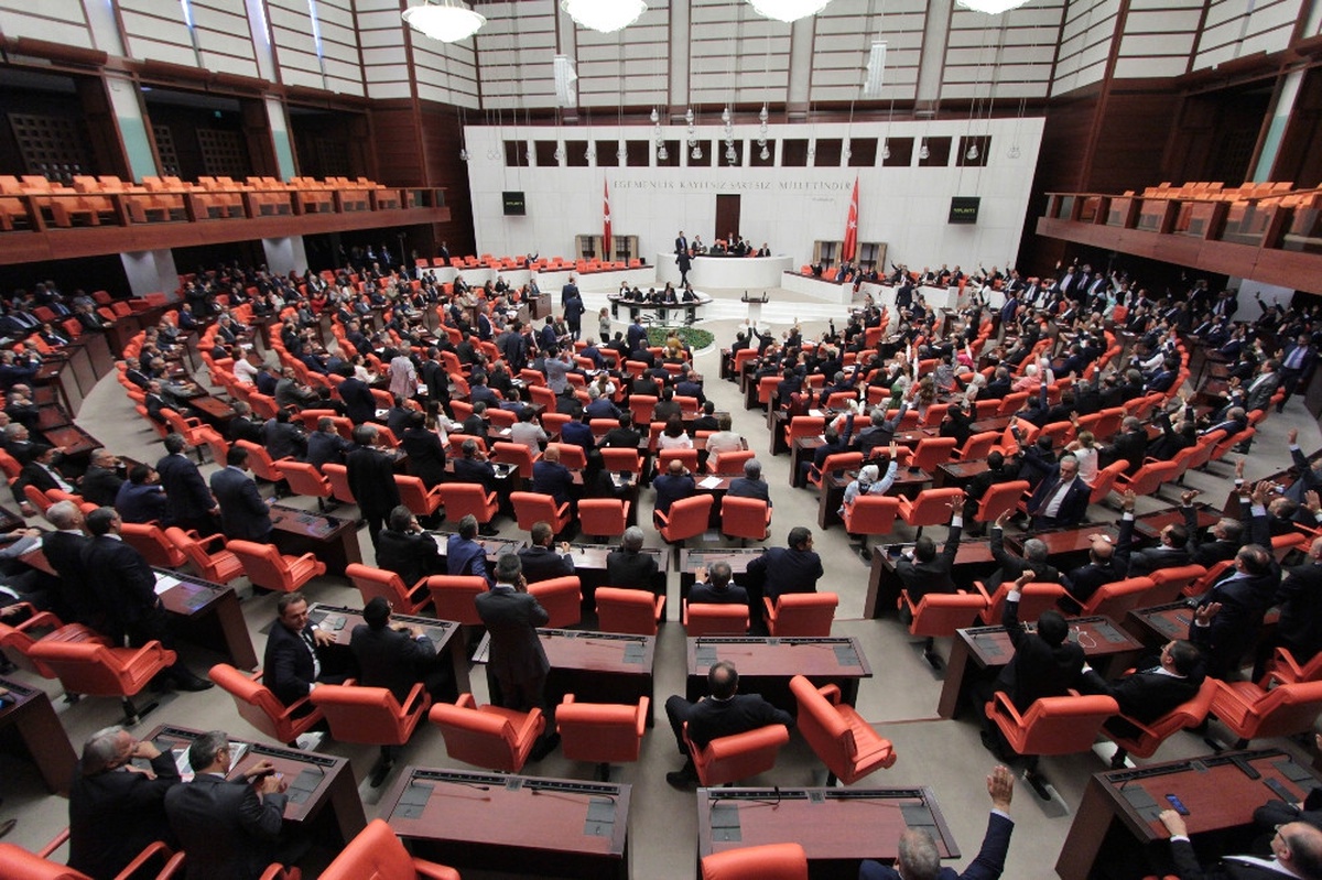 AK Parti Ile MHP Arasındaki Iç Tüzük Görüşmeleri Başladı