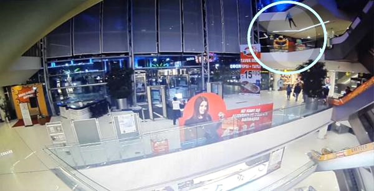 Alışveriş Merkezinin 3\'üncü Katından Ölüme Atladı
