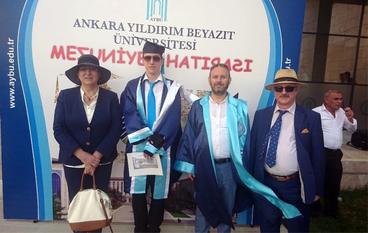 Asperger Sendromlu Özaydınlık Üniversiteden Mezun Oldu