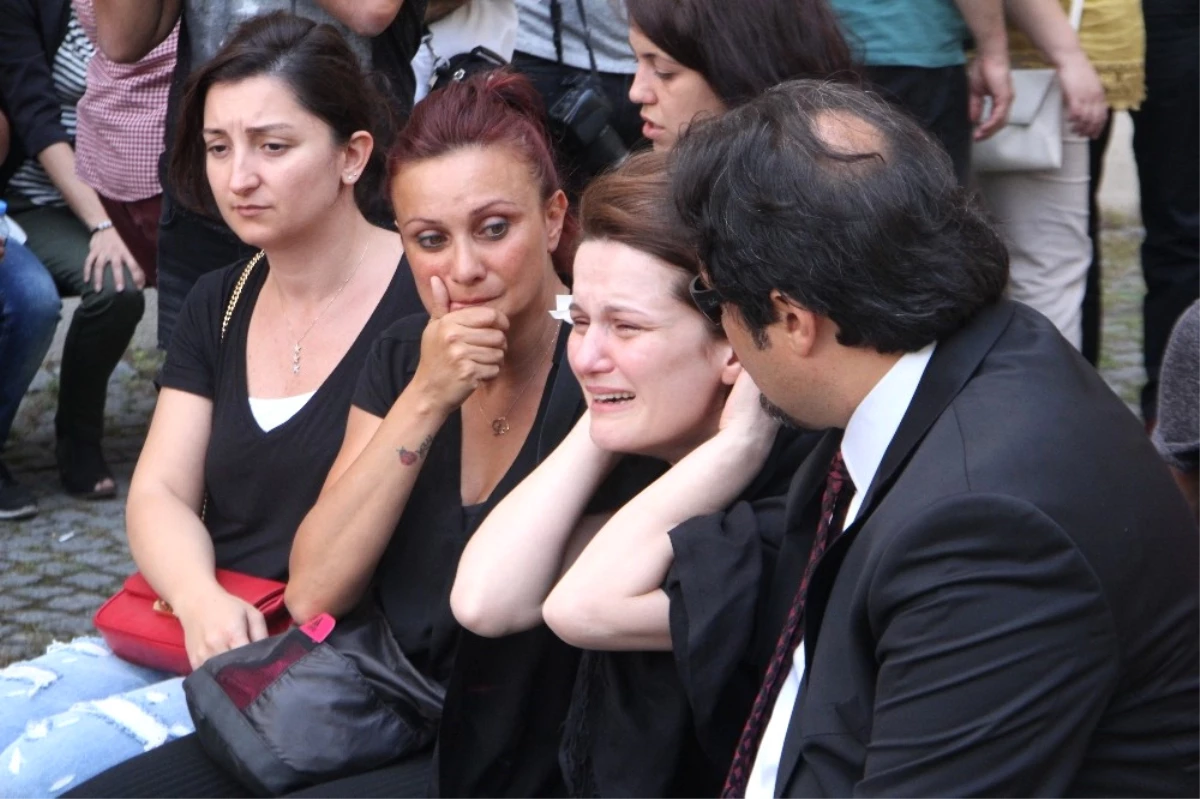 Avukat Özgür Aksoy\'a Adliye Önünde Tören