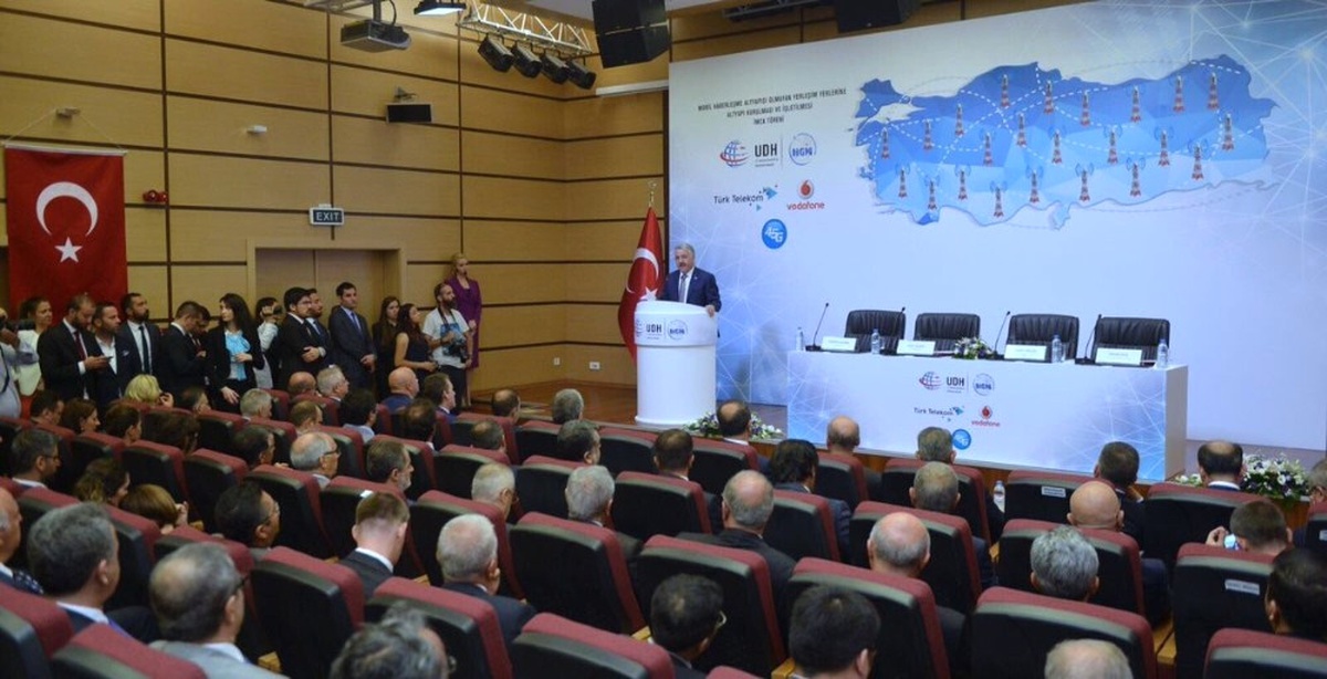Bakan Arslan: "Haberleşme ve Bilgi Otoyolları Kurmaya Devam Ediyoruz"