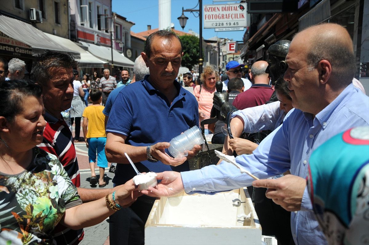 Bartın\'da Ağda Tatlısı Dağıtıldı