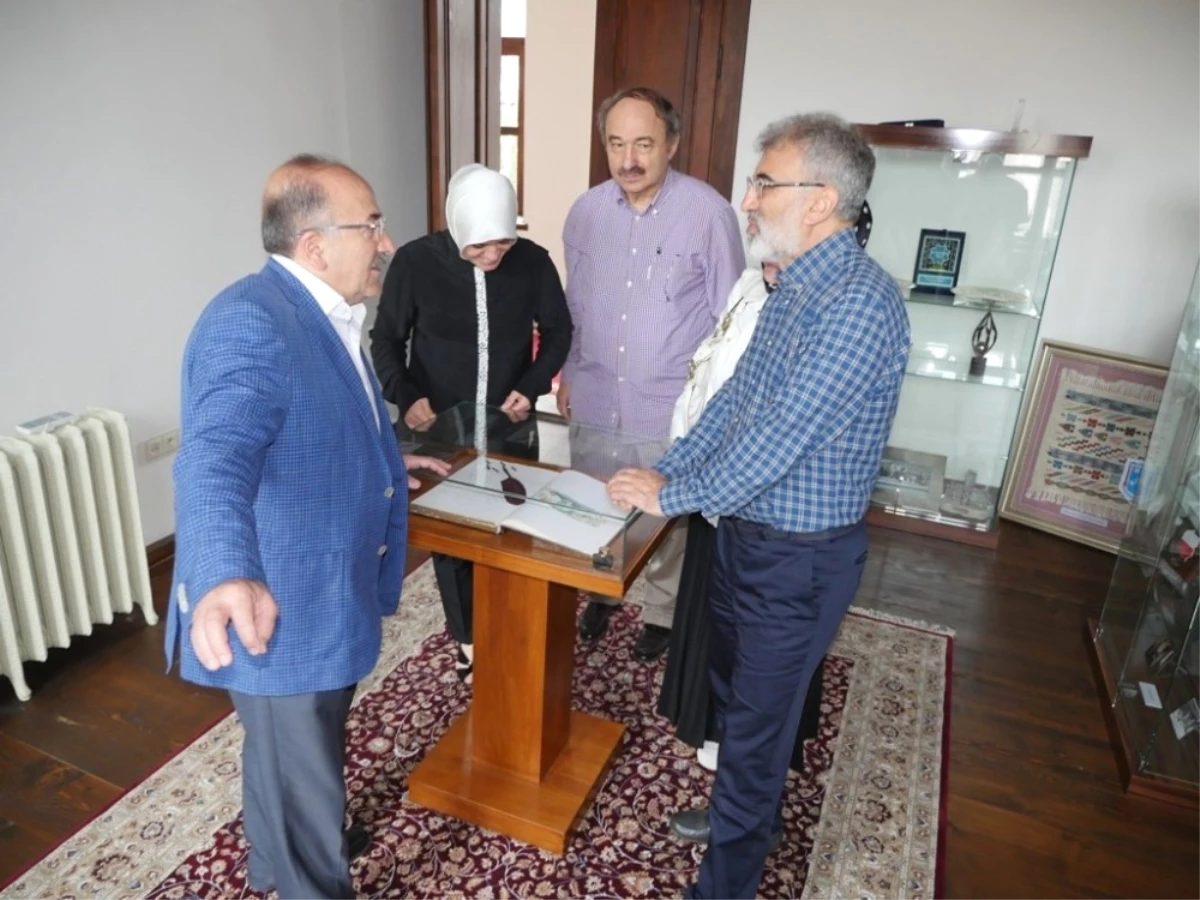 Başkan Gümrükçüoğlu Konuklarını Tarihi Belediye Binasını Gezdirdi