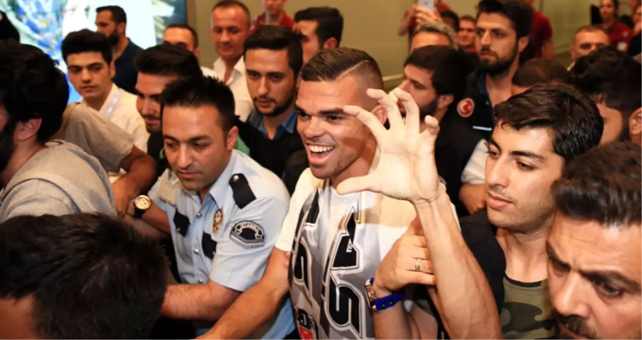 Beşiktaş\'la Anlaşan Pepe, Havaalanında İzdihama Sebep Oldu