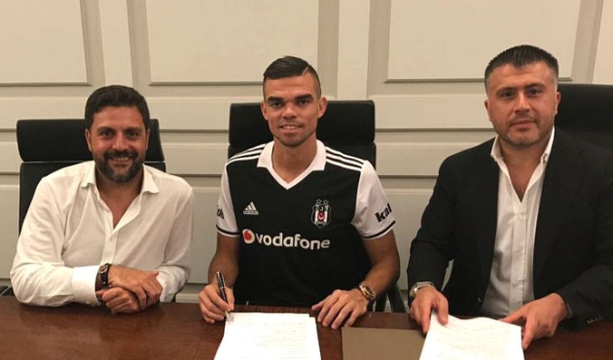 Beşiktaş Pepe\'ye İmza Attırdı