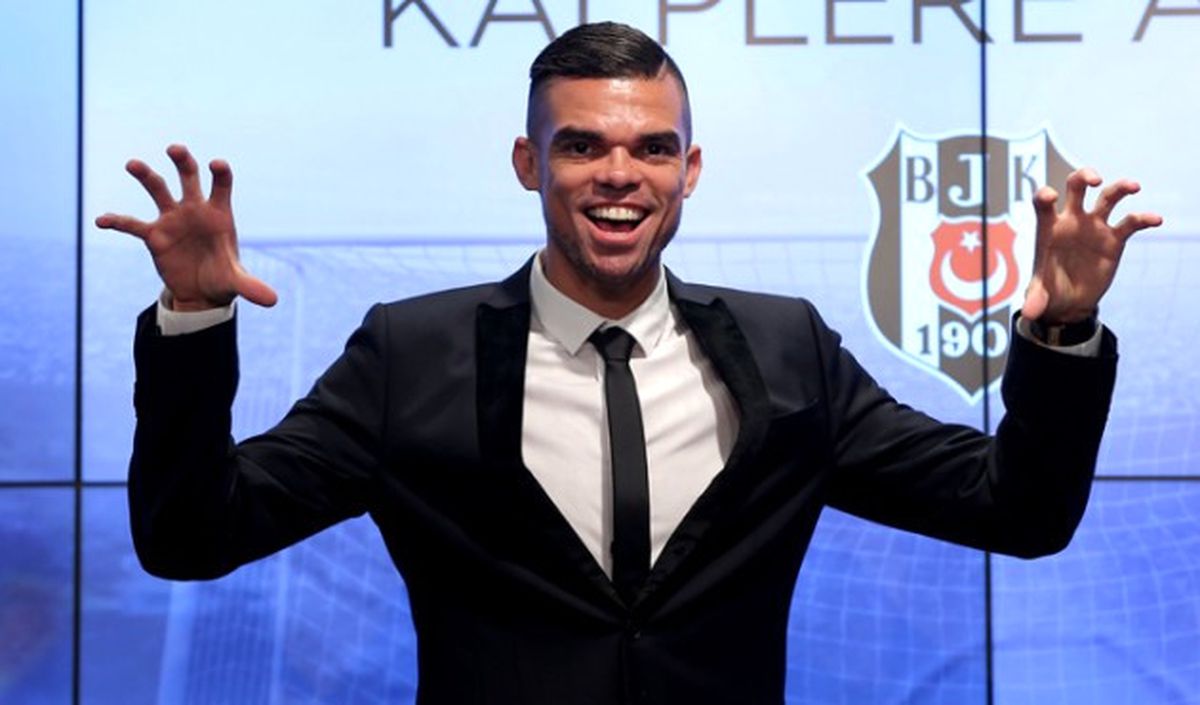 Beşiktaş Pepe\'ye İmza Attırdı