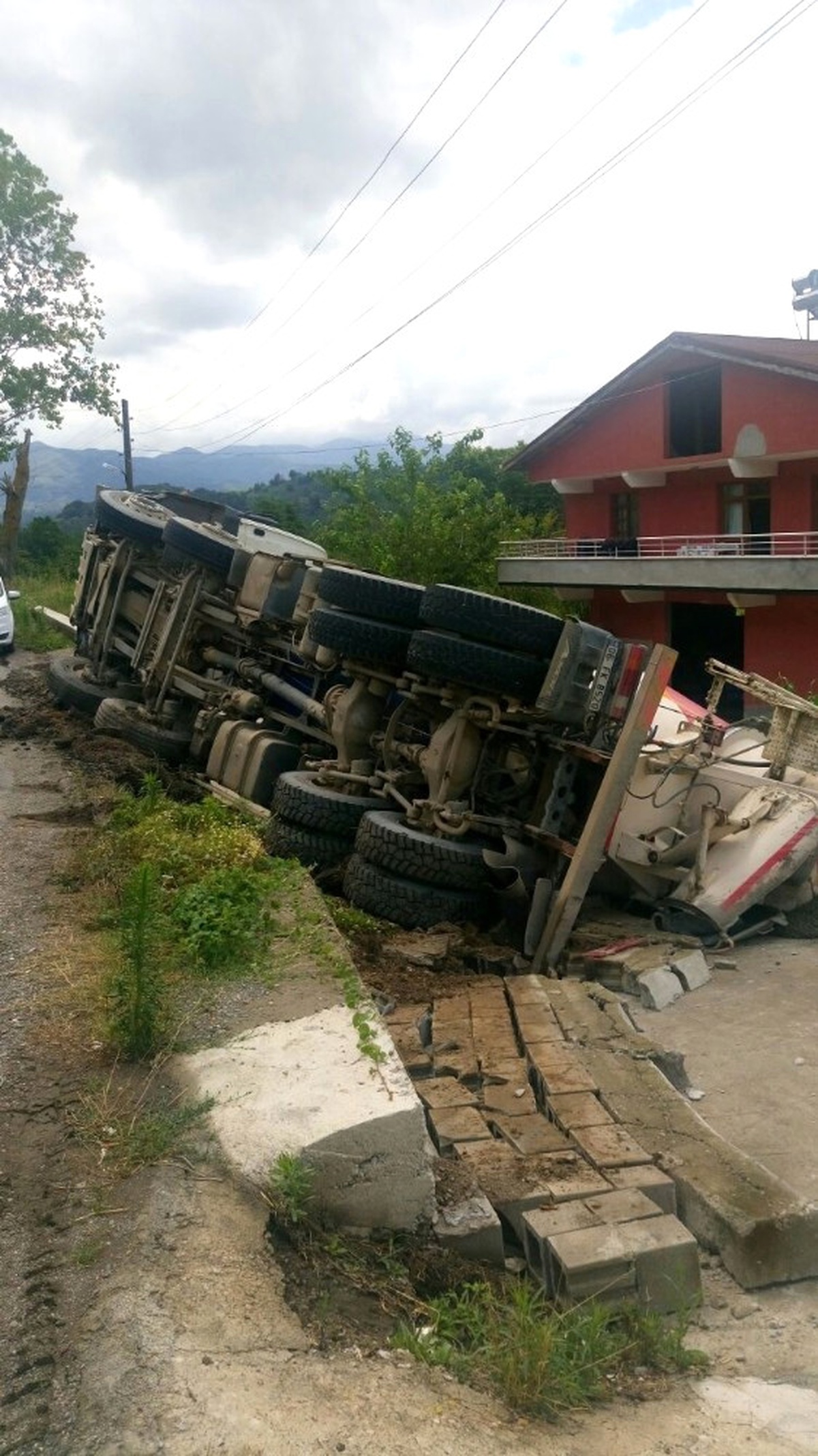Beton Mikseri Kaza Yaptı: 1 Yaralı