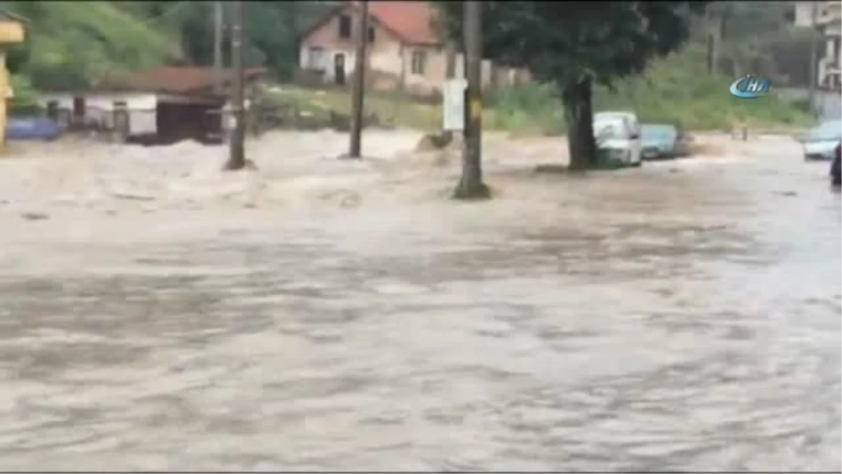 Bulgaristan\'da Sokakları Sel Bastı