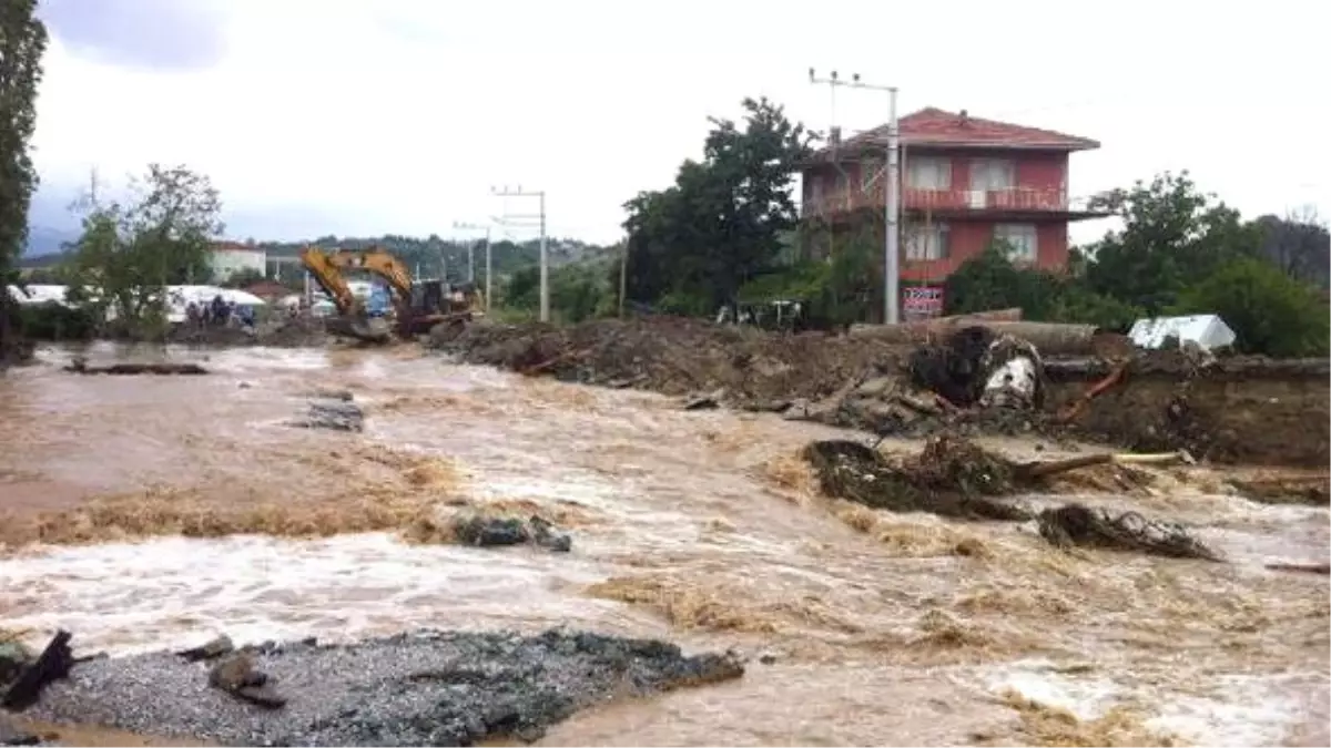 Çınarcık\'ta Yağış Su Baskınlarına Neden Oldu