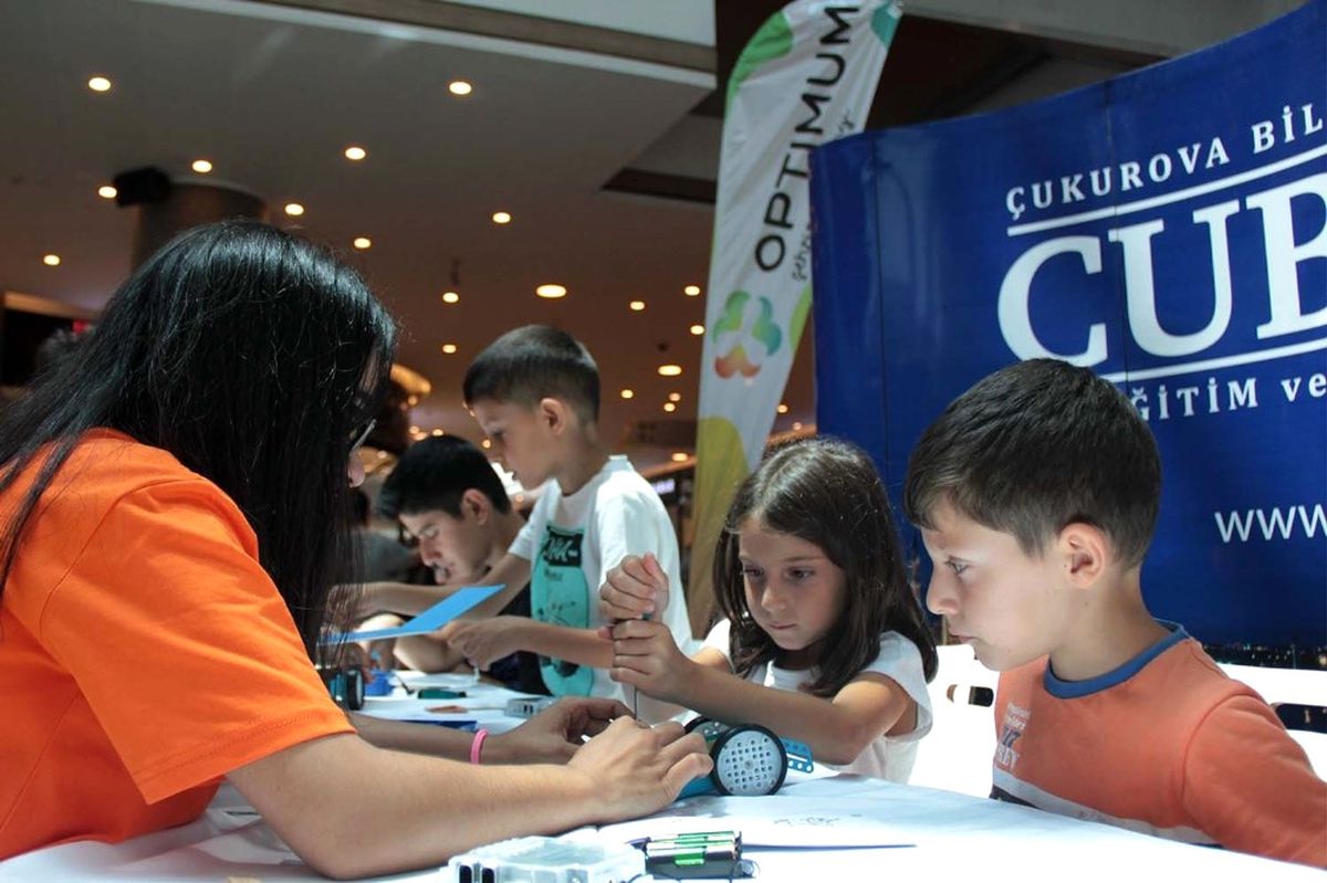 Çocuklar, Maker Teknoloji Atölyesi\'nde Kendi Robotlarını Tasarladı