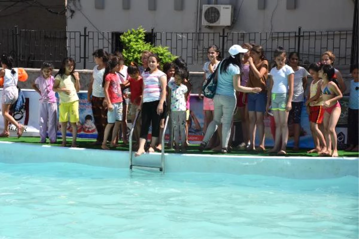 Derik\'te Çocuklar İlk Kez Havuzla Tanıştı