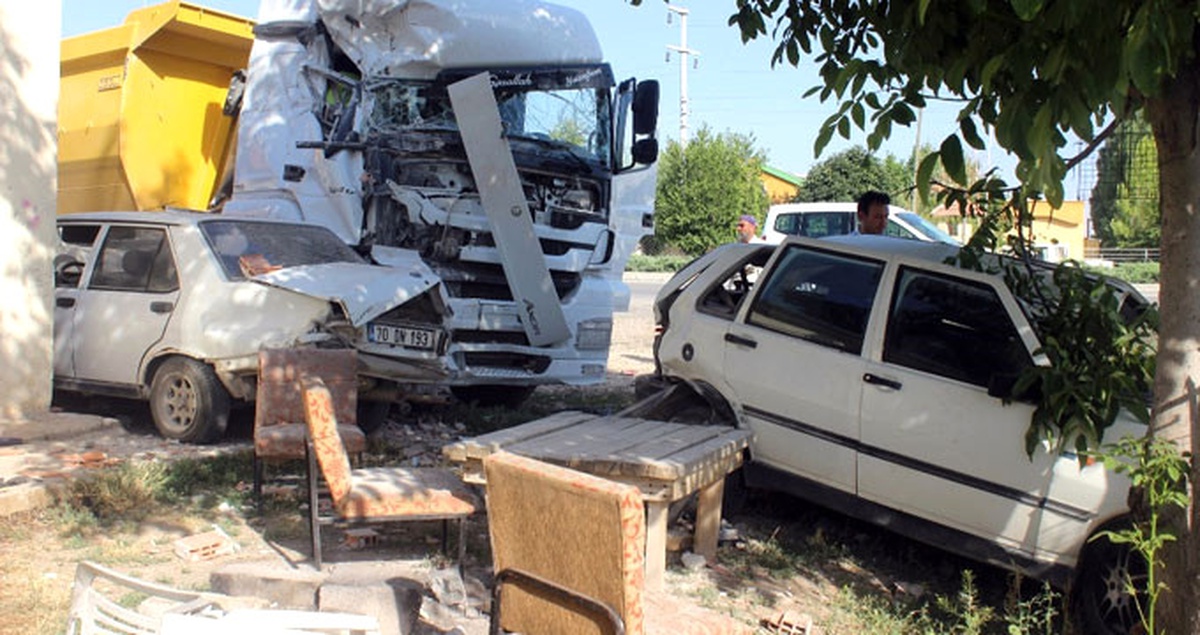 Direksiyon Hakimiyetini Kaybeden Hafriyat Kamyonu Yol Kenarındaki Eve Daldı!