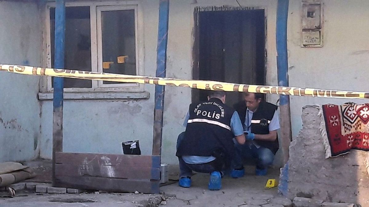 Eskişehir\'de Evlerinin Önünde Oturan Çifte Ateş Açıldı