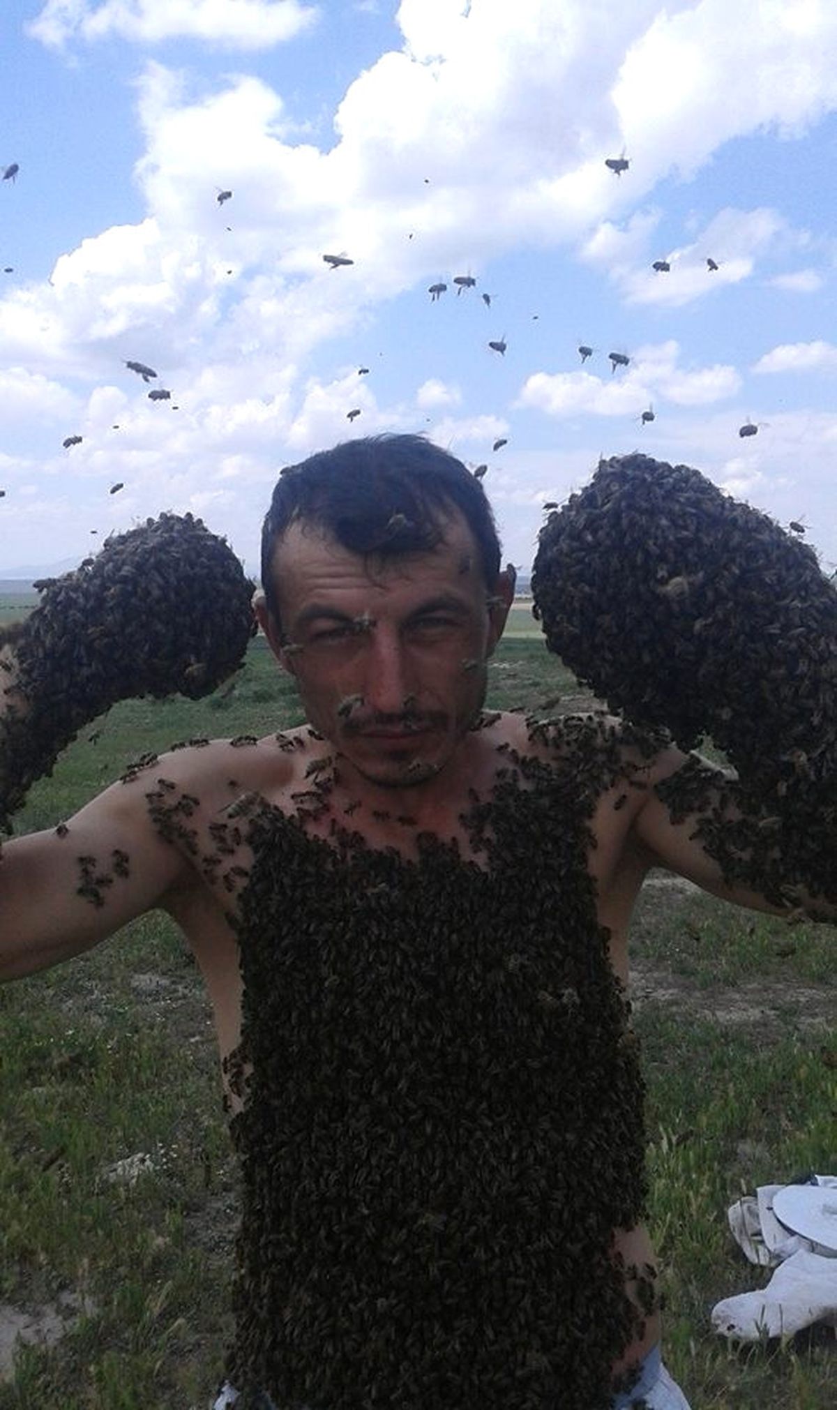 Film Sahnesi Değil Gerçek! Koloniden Kaçan Arıları Özel Yöntemiyle Vücudunda Topluyor