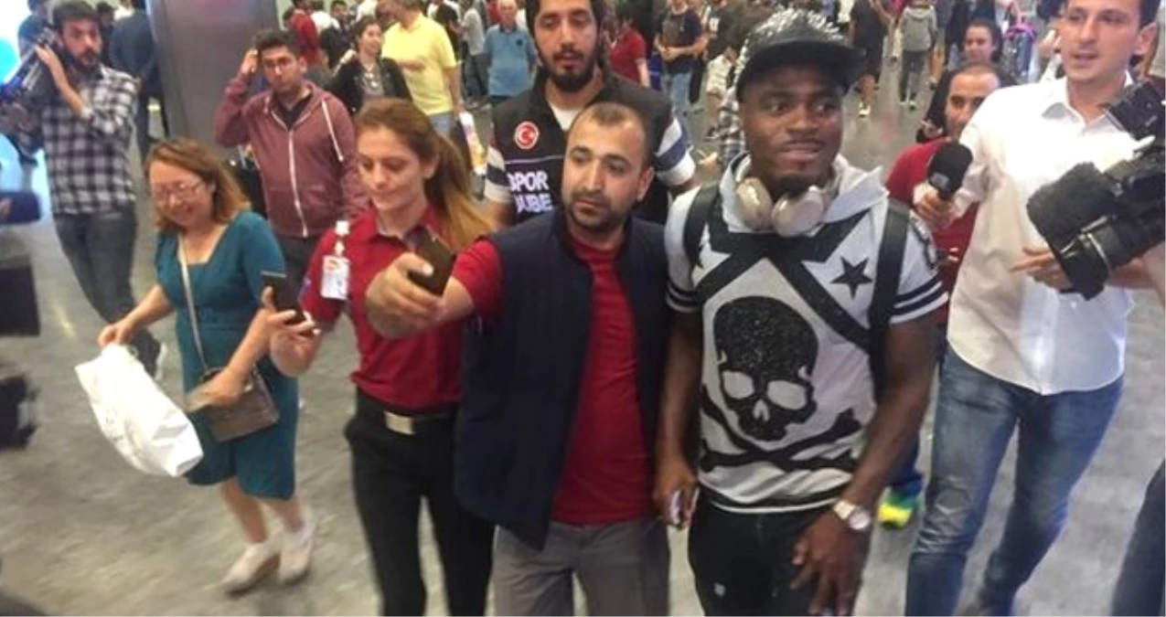 Galatasaraylı Taraftarlar, Havaalanında Emenike\'yle Karşılaştı
