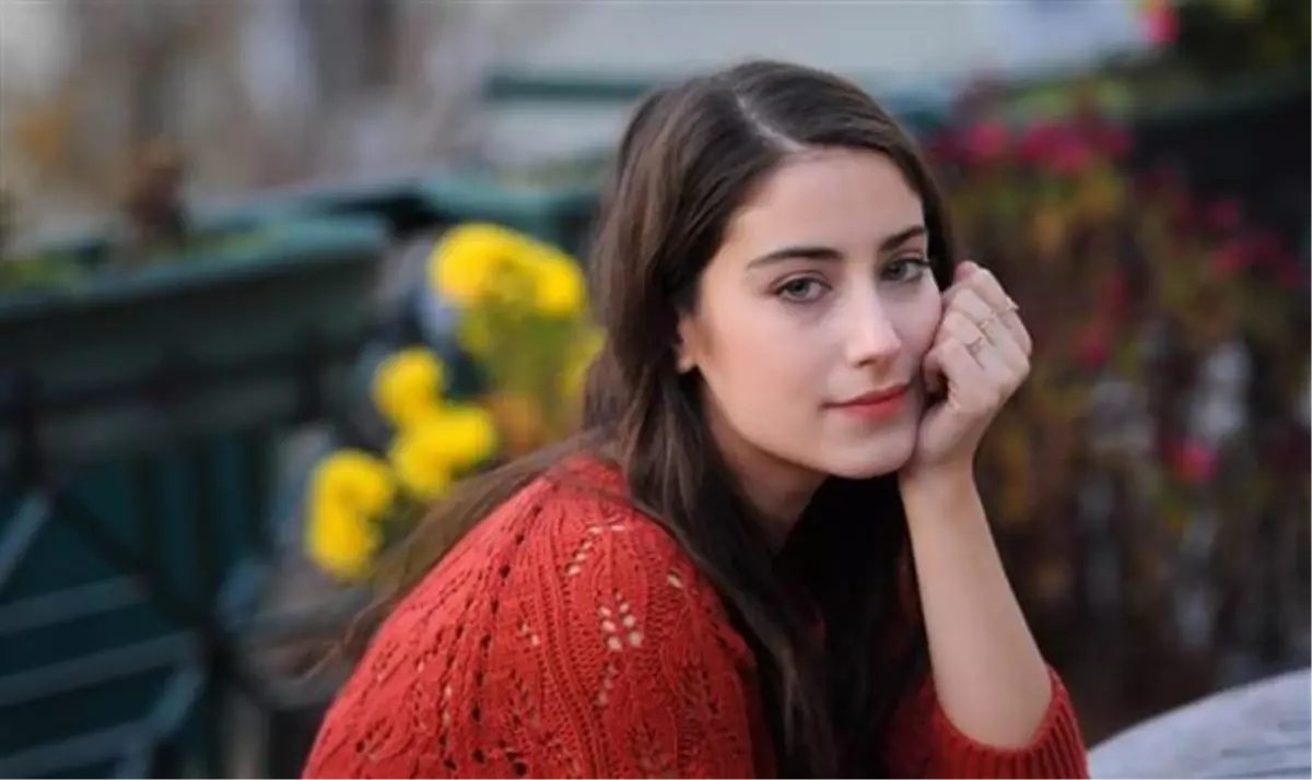 Hazal Kaya, Yeni Dövmesini Sosyal Medyadan Paylaştı