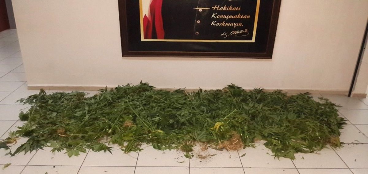 İzmir\'de Uyuşturucu Operasyonu: 2 Gözaltı