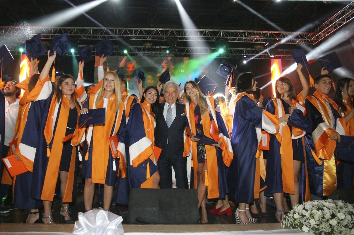 İzmir Ekonomili Mezunlar 4.00\'la İş Dünyasına Adım Attı