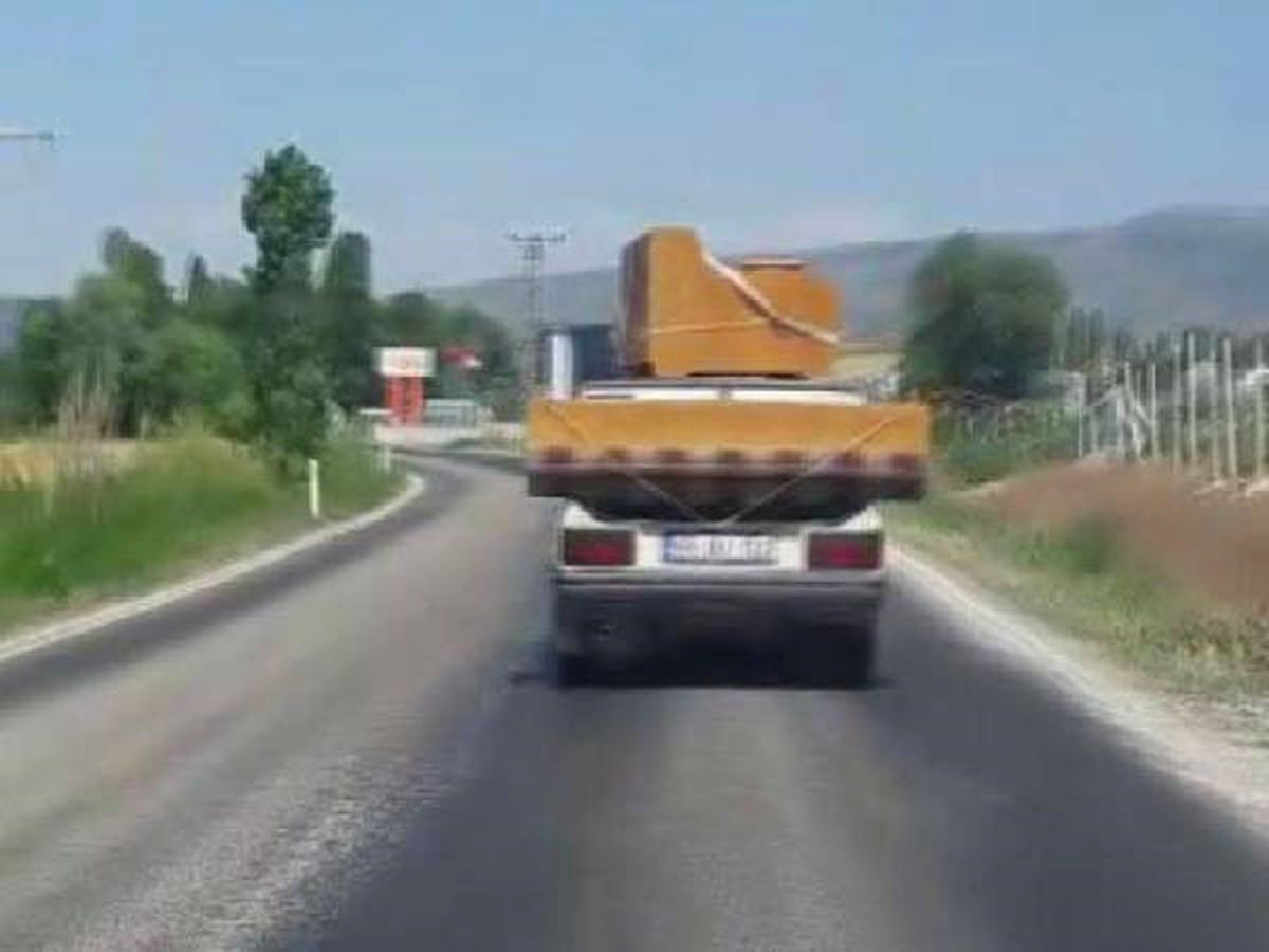 Kanepeleri Otomobiliyle Taşıdı