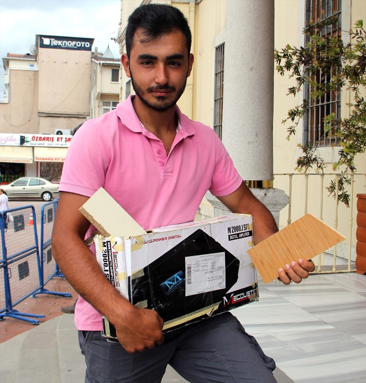 Biriktirdiği Harçlıklarıyla İnternetten Amfi Almak İstedi, Tahta Parçalarıyla Karşılaştı