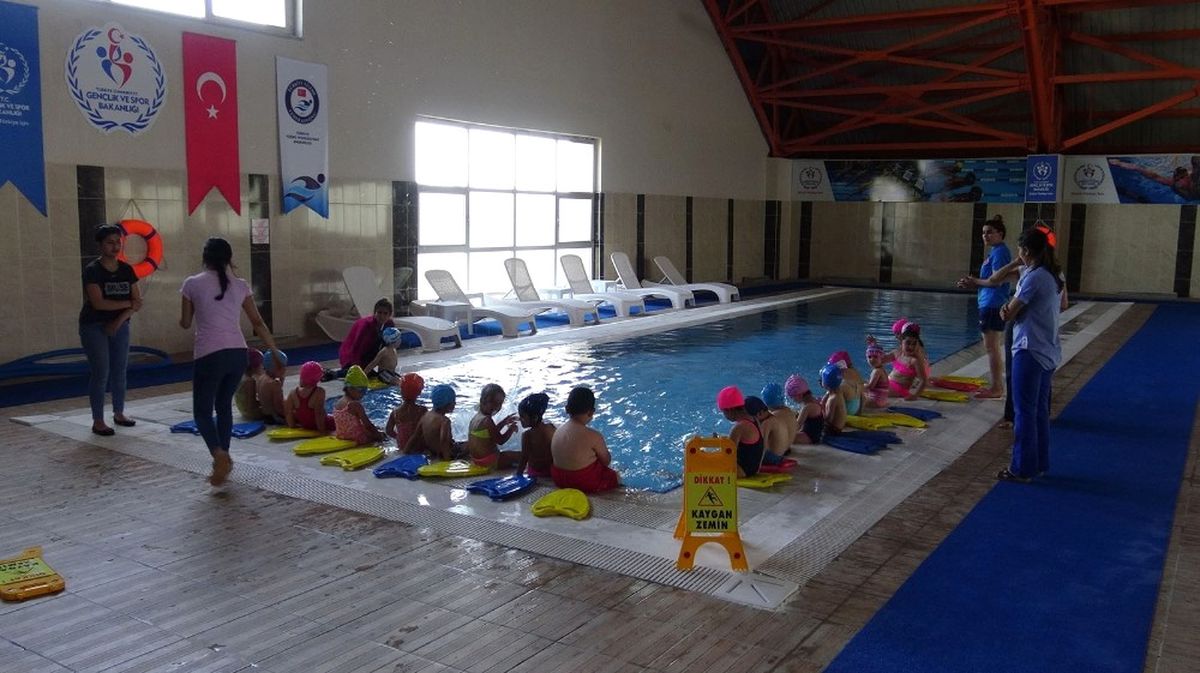 Kars\'ta Minik Öğrenciler Havuzla Tanıştı
