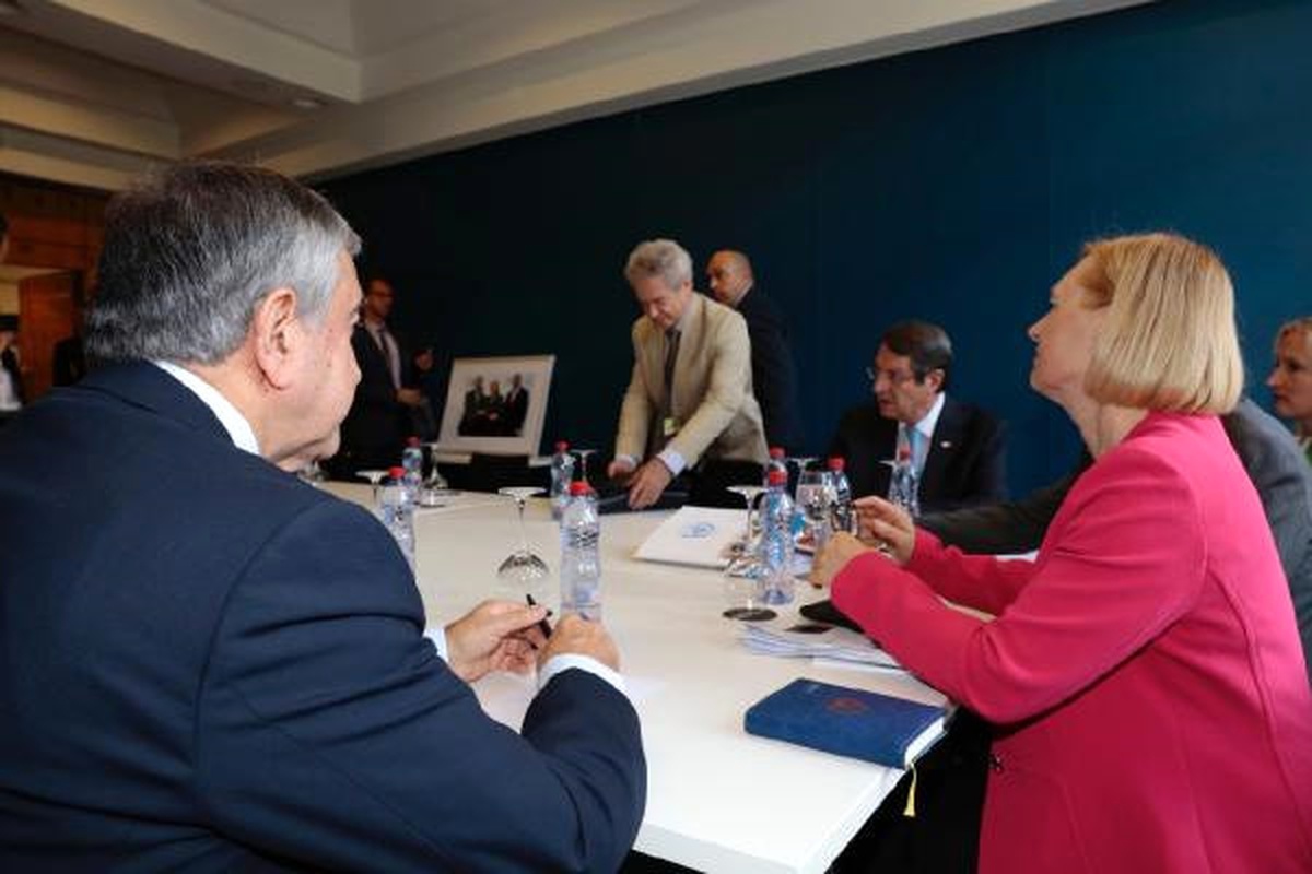 Kıbrıs Konferansı Toplantıları Yeniden Başladı