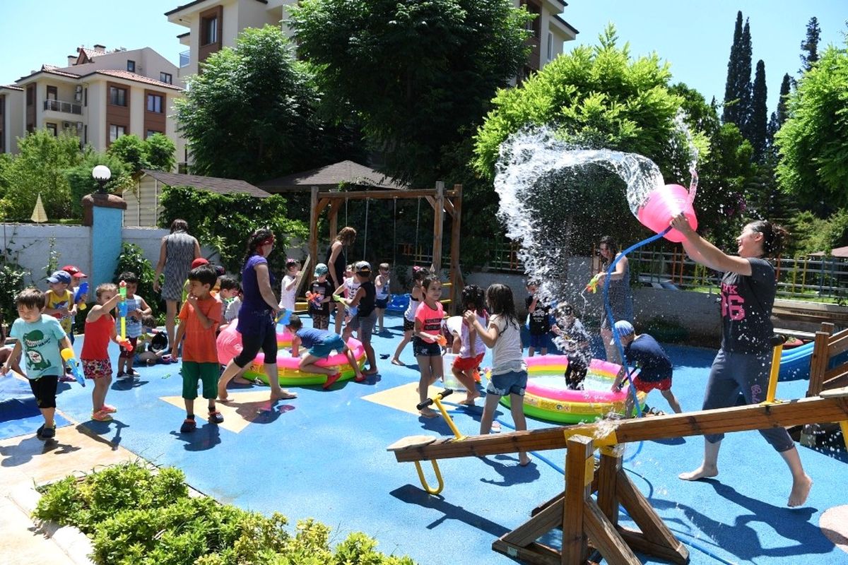 Kreşi Öğrencileri Su Savaşıyla Serinledi