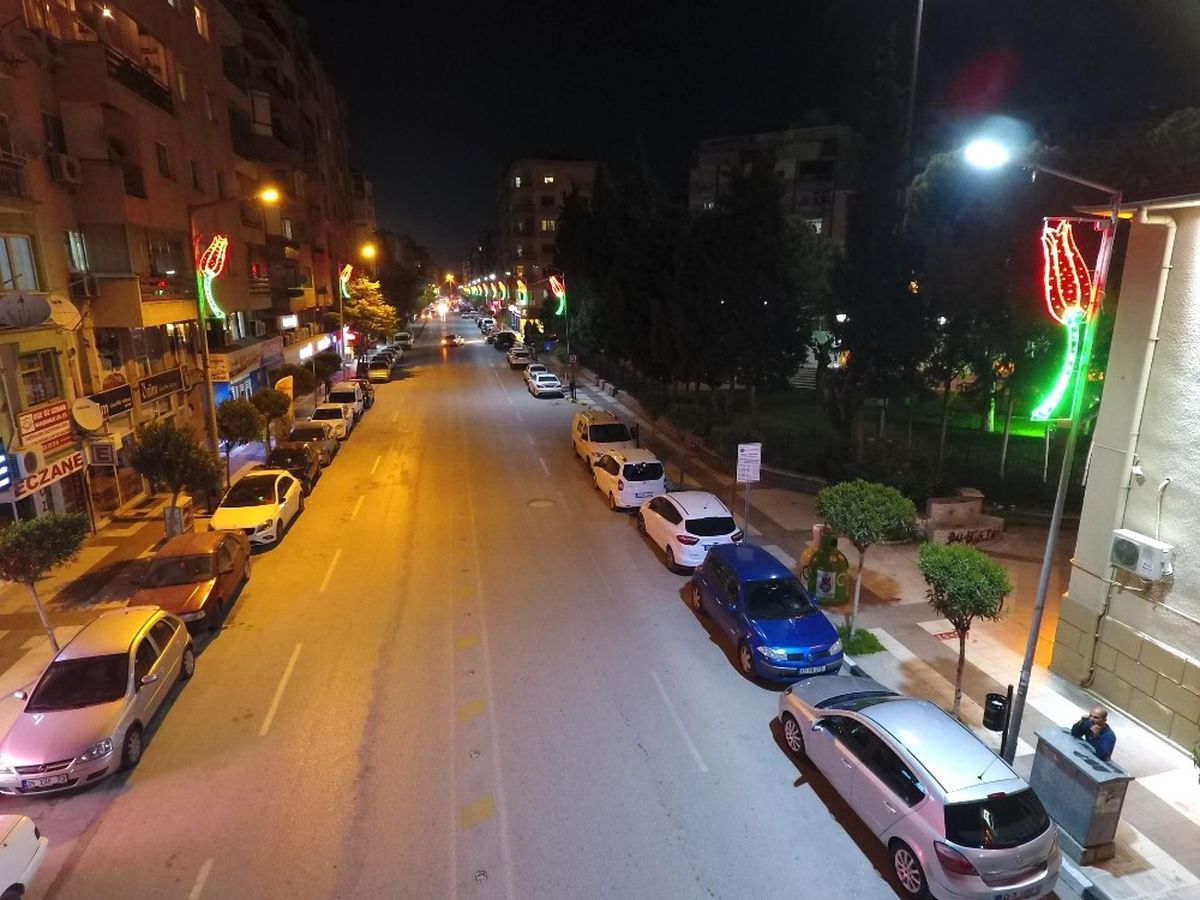 Manisa\'da Cadde Üzeri Otoparklar Artık Ücretsiz