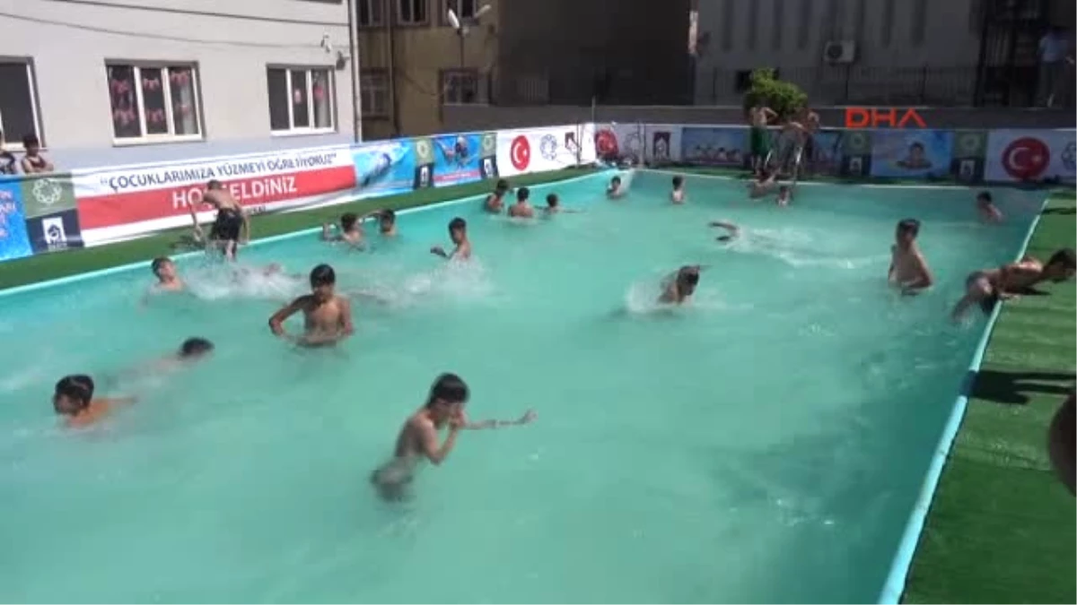 Mardin Derik\'te Çocuklar Ilk Kez Havuzla Tanıştı